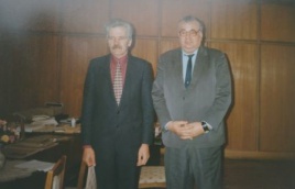 Su Vladu Terlecku "Vakarinių naujienų" redakcijoje. 1995 metai. Jono Juknevičiaus nuotrauka Su Vladu Terlecku "Vakarinių naujienų" redakcijoje. 1995 metai. Jono Juknevičiaus nuotrauka